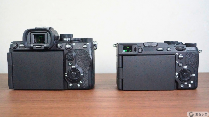 SONY α7V(左)とα7C II(右)の背面とファインダーの比較