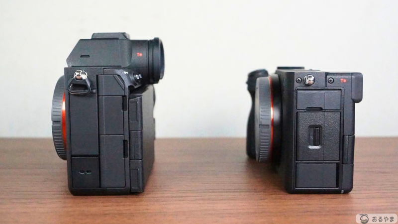 SONY α7V(左)とα7C II(右)を真横から並べた大きさ比較