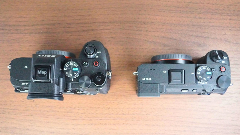 SONY α7V(左)とα7C II(右)を真上から並べた大きさ比較