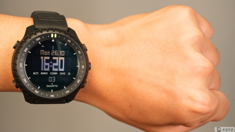 SUUNTO CORE 2 を腕に着けた正面
