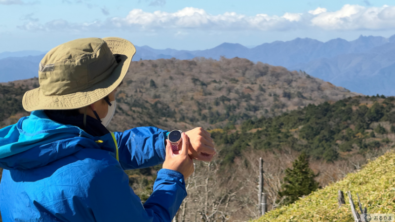 山でSUUNTO RACE 3Sを確認する様子