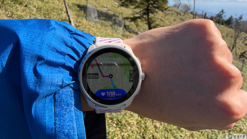 登山中に地図でルートを確認するSUUNTO RACE 3S