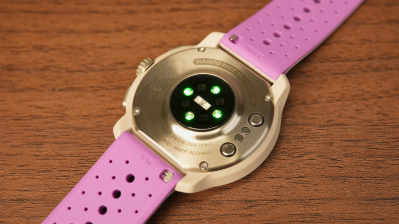 SUUNTO RACE 3Sの裏側の心拍センサー