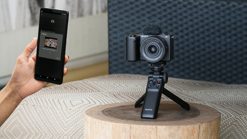 ZV-E10 IIとスマホをつなぐ様子